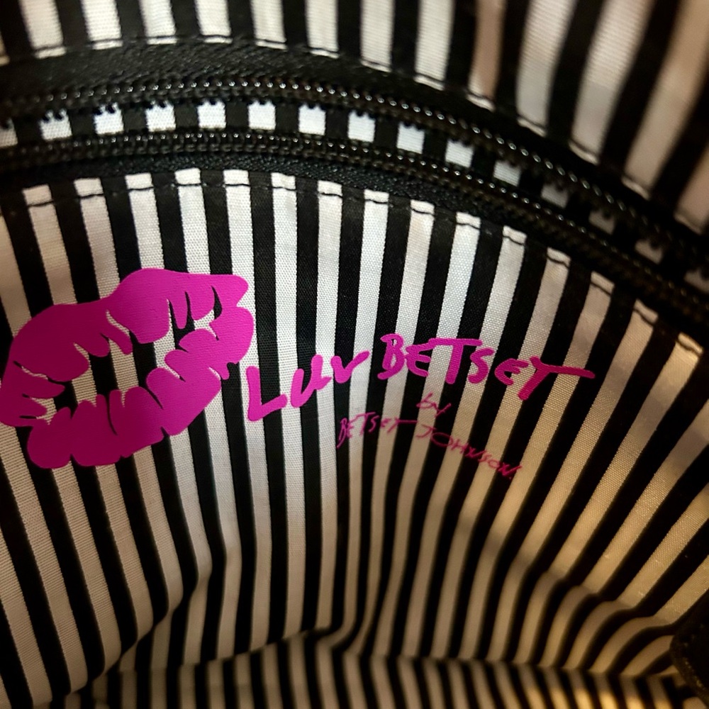 Betsey Johnson NWOT  Luv Betsey purse. - Picture 7 of 10